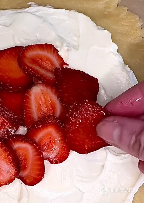 How to make a crispy seasonal galette with juicy strawberries: better than any cake