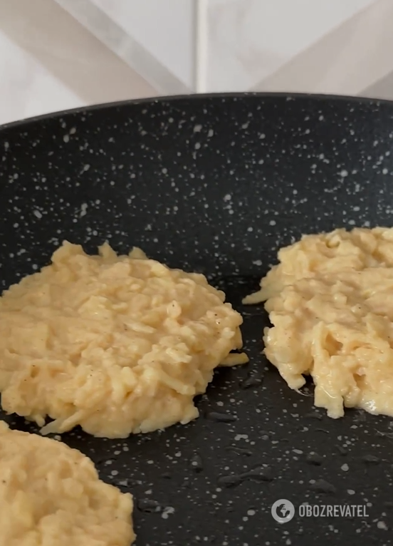 Budget apple pancakes on kefir: the dough is very fluffy