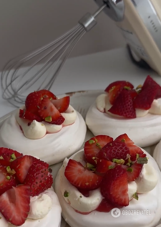 Ciastka Pawłowa z truskawkami: jak zrobić popularny deser