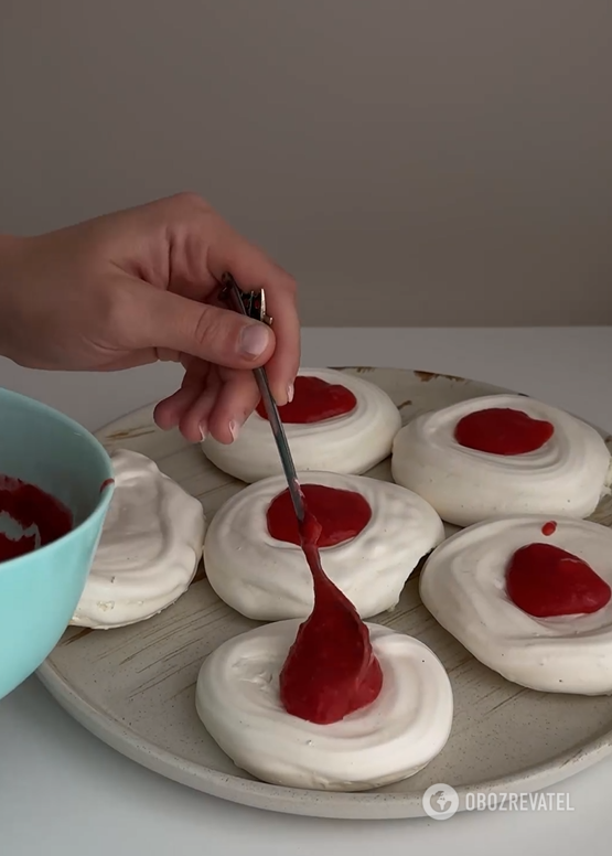 Ciastka Pawłowa z truskawkami: jak zrobić popularny deser