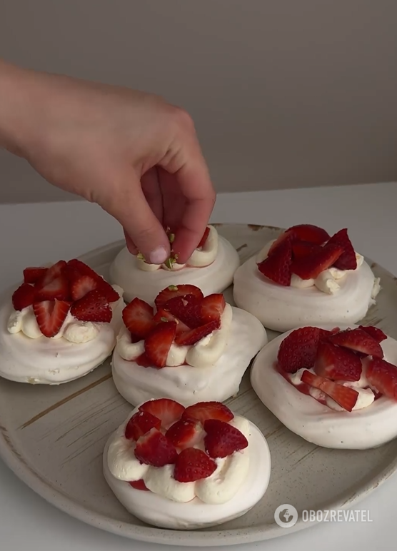 Pavlova air cakes with strawberries: how to make a popular dessert
