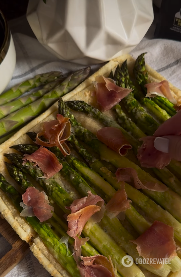 Asparagus, jamon and Stracciatella pie: a gourmet meal in 10 minutes