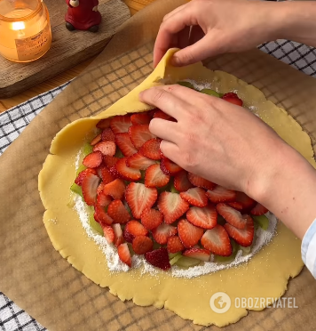 Strawberry and rhubarb biscuit: how to make the simplest summer pie