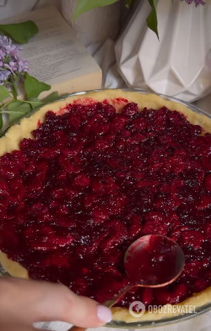 Grated cherry pie: quick, easy and extremely tasty
