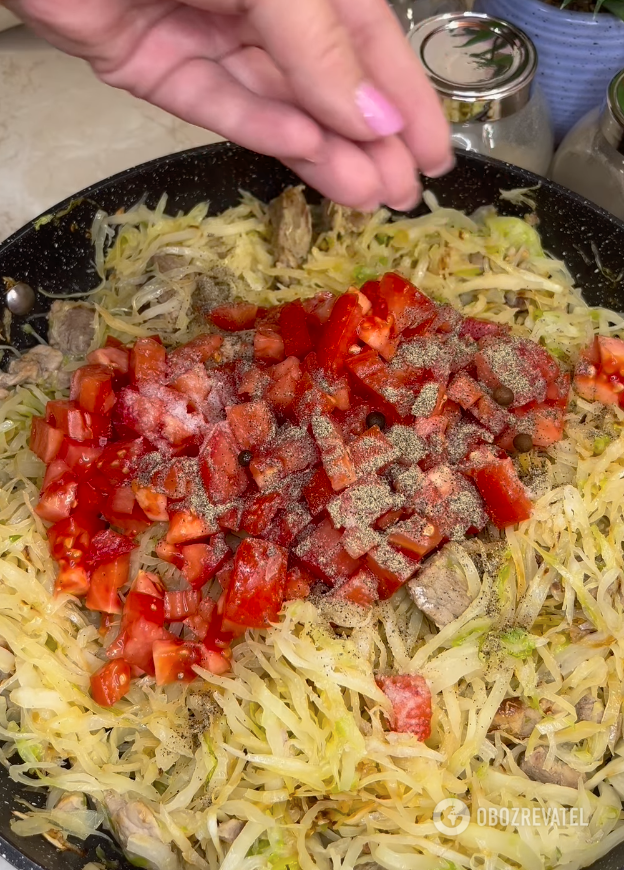Cooking cabbage with meat