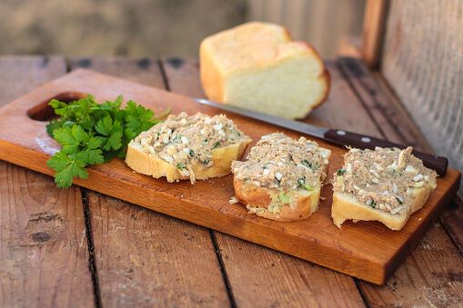Budget-friendly mackerel bread spread