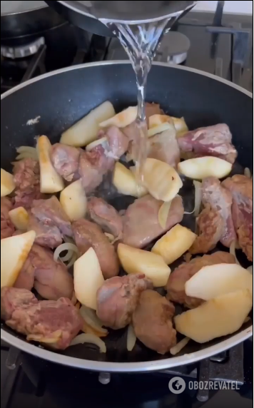 What to stew the liver with to make it soft and juicy: a simple option