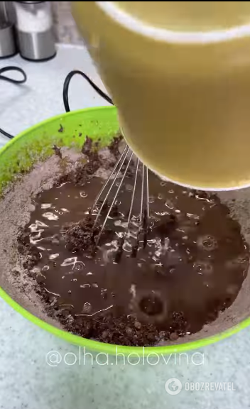 Chocolate cake that cooks in 10 minutes: an elementary dessert for tea