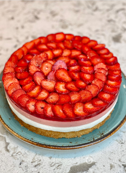 Strawberry cake: making a gluten-free summer dessert