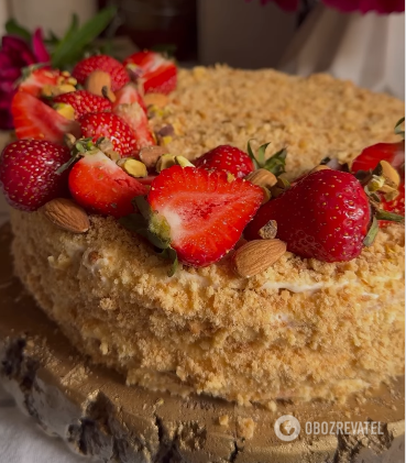 Honey cake with strawberry jam: a delicious dessert with seasonal berries