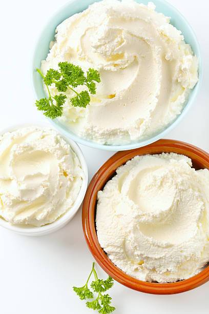 Basic homemade cream cheese: you need only 3 ingredients