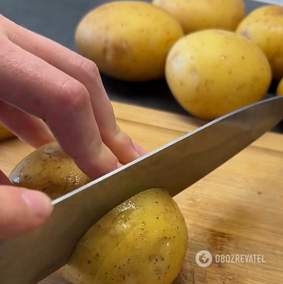 Jak upiec ziemniaki z boczkiem w piekarniku: okażą się bardzo miękkie w środku i ze skórką na wierzchu