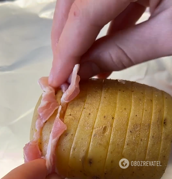Jak upiec ziemniaki z boczkiem w piekarniku: okażą się bardzo miękkie w środku i ze skórką na wierzchu