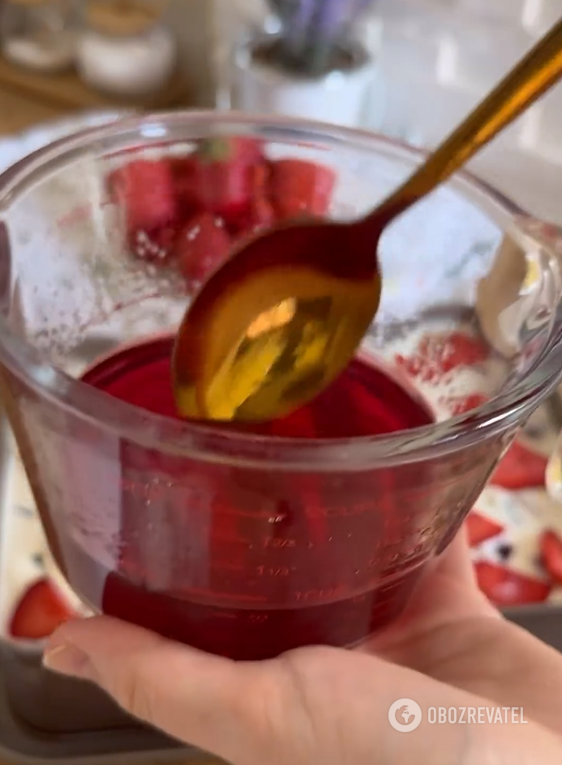 A real hit of the summer! How to make the Broken Glass dessert with fresh strawberries and grapes