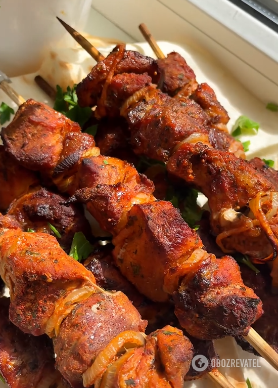 Juicy and soft kebabs in the oven: what to marinate the meat in