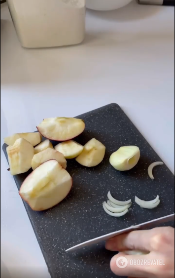 Onions and apples for the dish