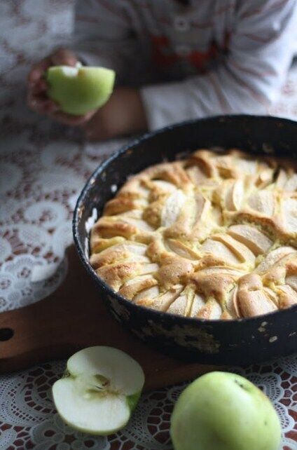 Apple pie made from shortcrust pastry