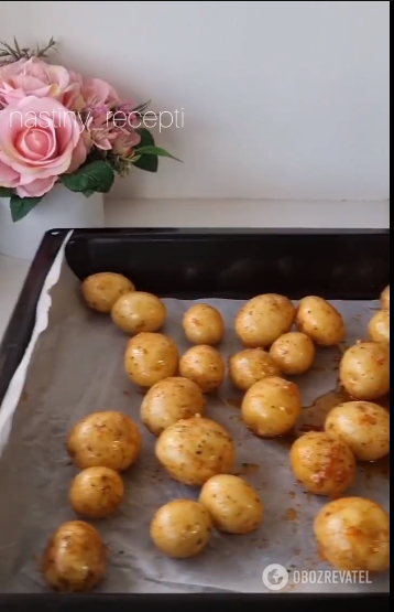 How to bake new potatoes in spices: a simple idea for a quick meal
