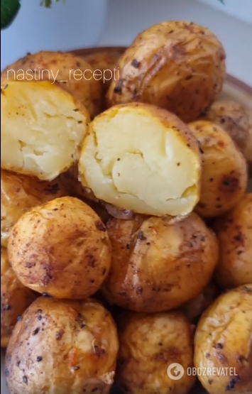 How to bake new potatoes in spices: a simple idea for a quick meal