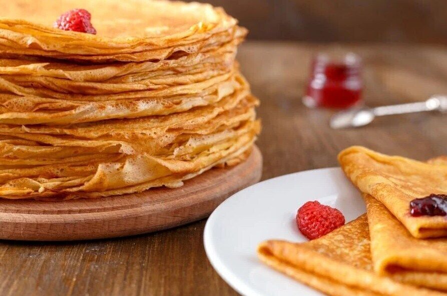 Thin pancakes with milk