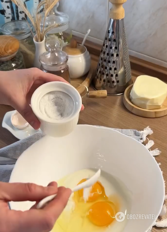 Elementary cheese khachapuri in the oven: how to cook liquid dough