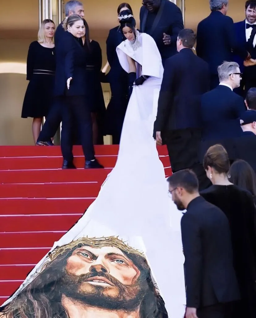 Na czerwonym dywanie w Cannes wybuchł skandal z powodu sukienki z wizerunkiem Jezusa Chrystusa. Zdjęcie