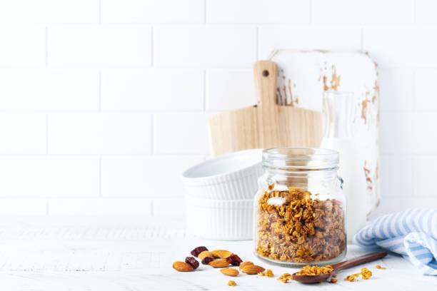 Pieczone brzoskwinie z granolą na śniadanie: pozostań soczysty i zdrowy