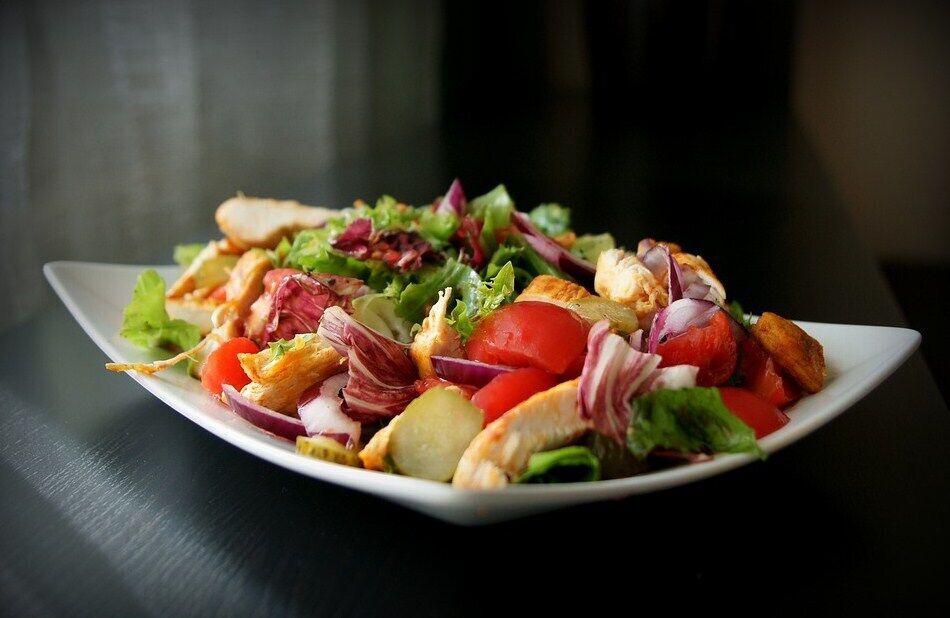 Vegetable salad without mayonnaise
