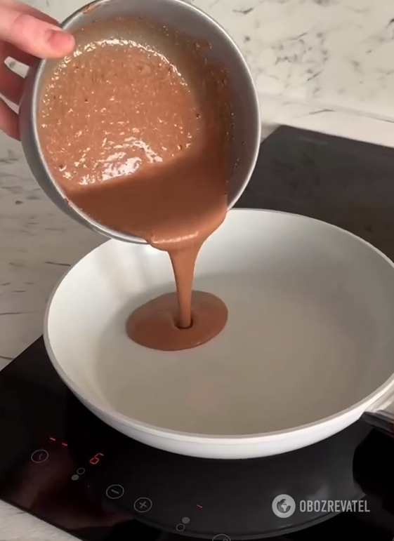 Much better than ordinary porridge: how to make a chocolate oatmeal pancake