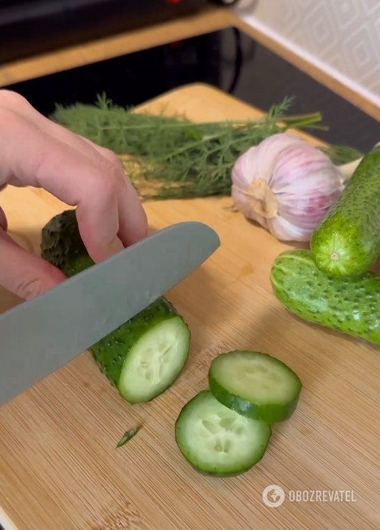 How to pickle fresh cucumbers in 5 minutes: with garlic, dill and honey