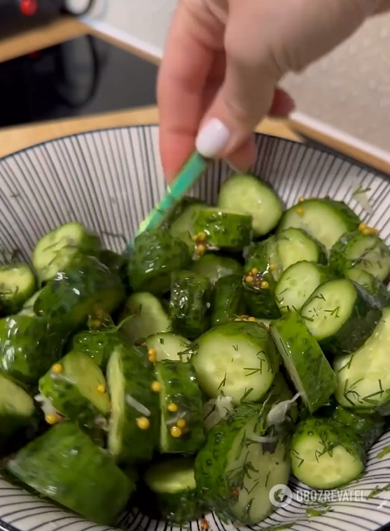 How to pickle fresh cucumbers in 5 minutes: with garlic, dill and honey