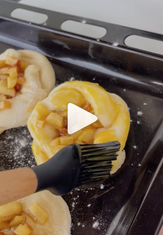 Cooking buns with apples