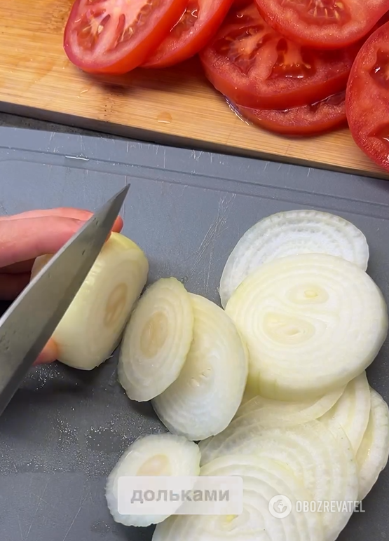 Fresh pickled tomatoes with onions for barbecue: you can eat in 30 minutes