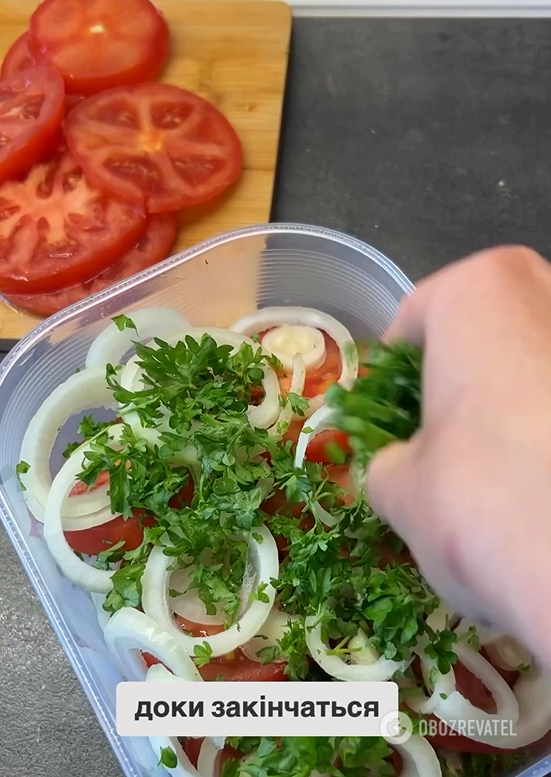 Fresh pickled tomatoes with onions for barbecue: you can eat in 30 minutes