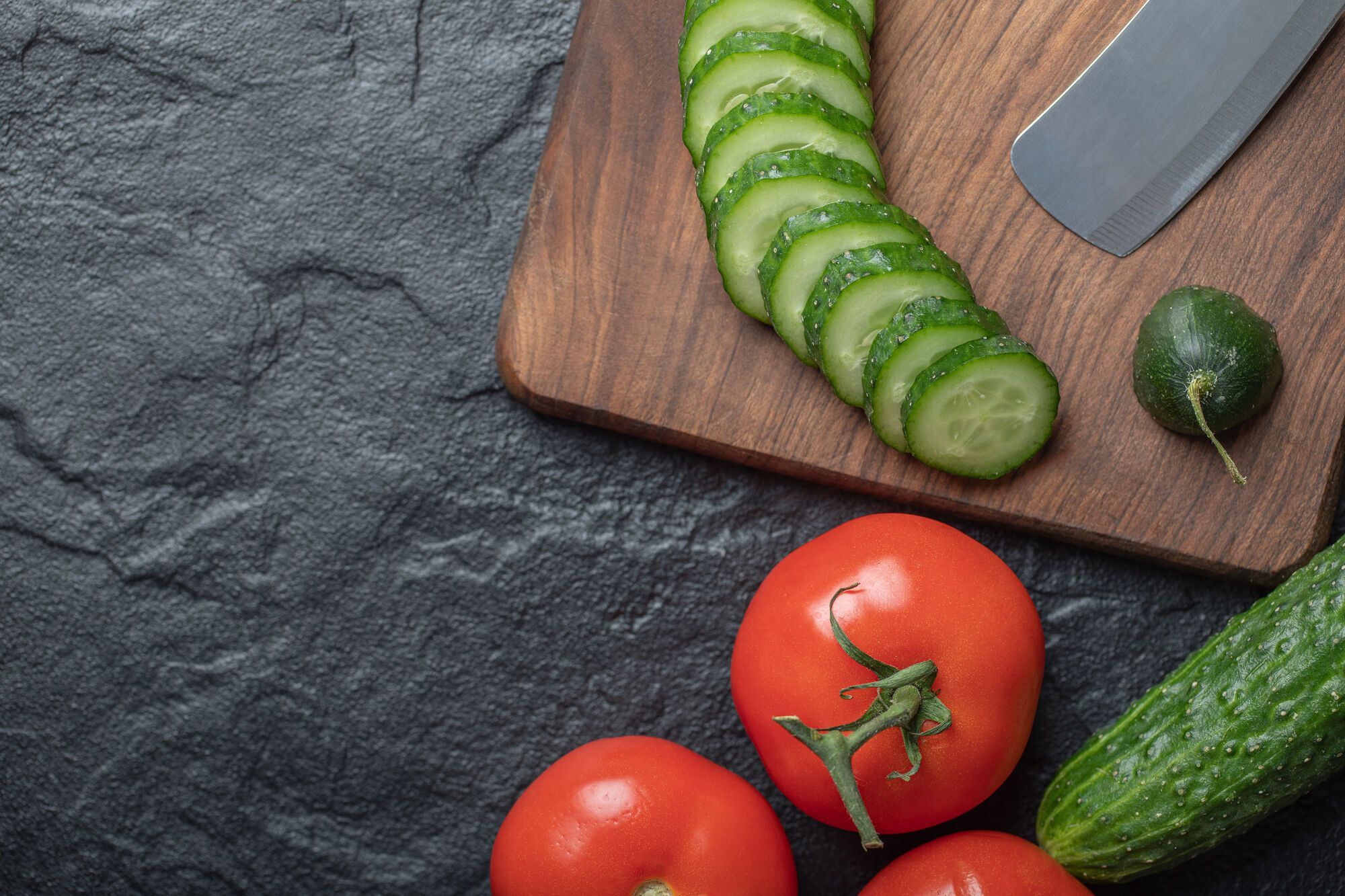 How to properly wash cucumbers and tomatoes and why use salt