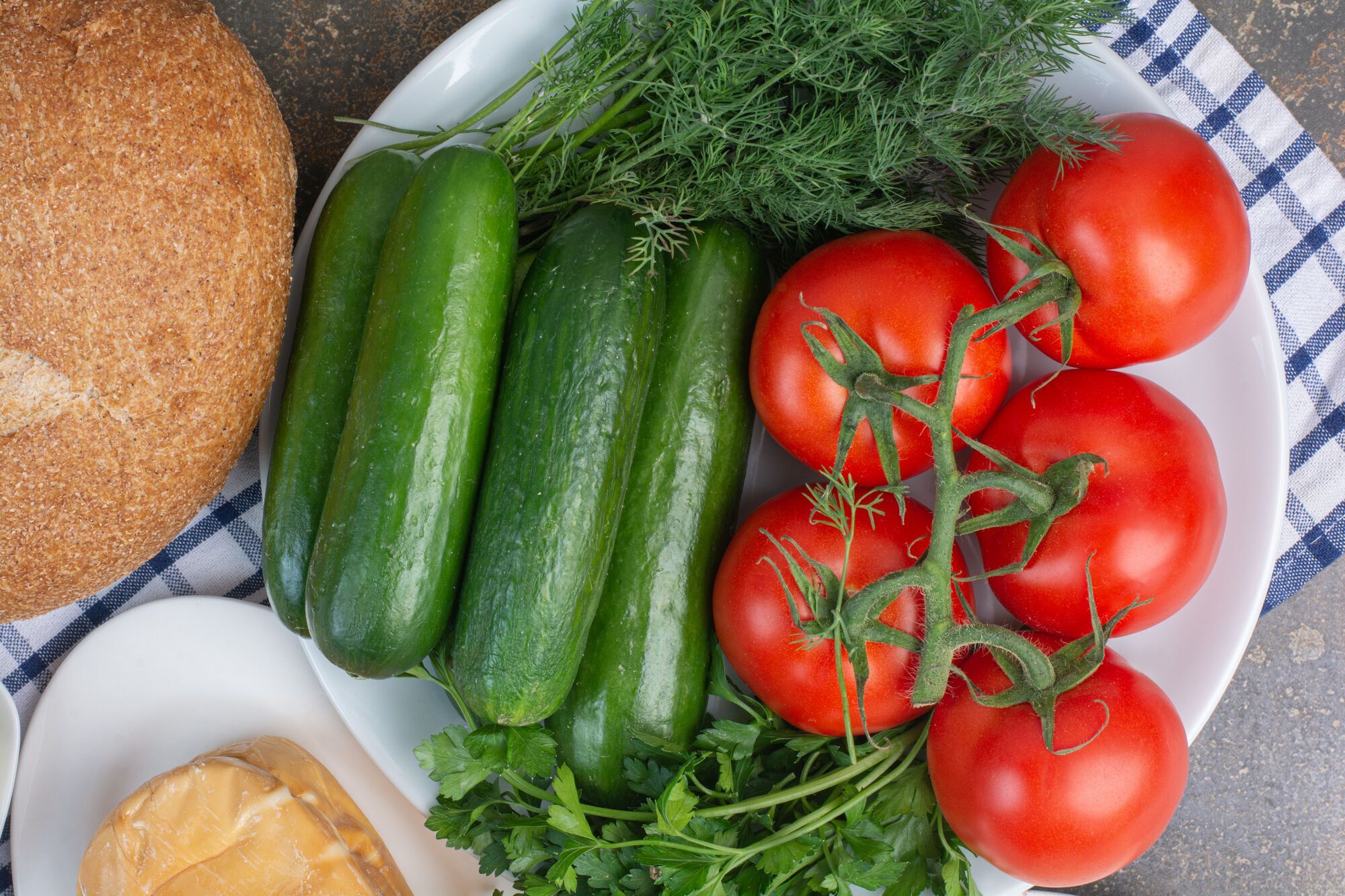 How to properly wash cucumbers and tomatoes and why use salt