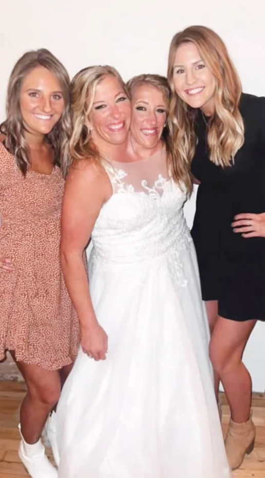 Najsłynniejsze na świecie bliźniaczki syjamskie Abigail i Brittany Hensel pokazały rzadkie zdjęcia ze swojego ślubu