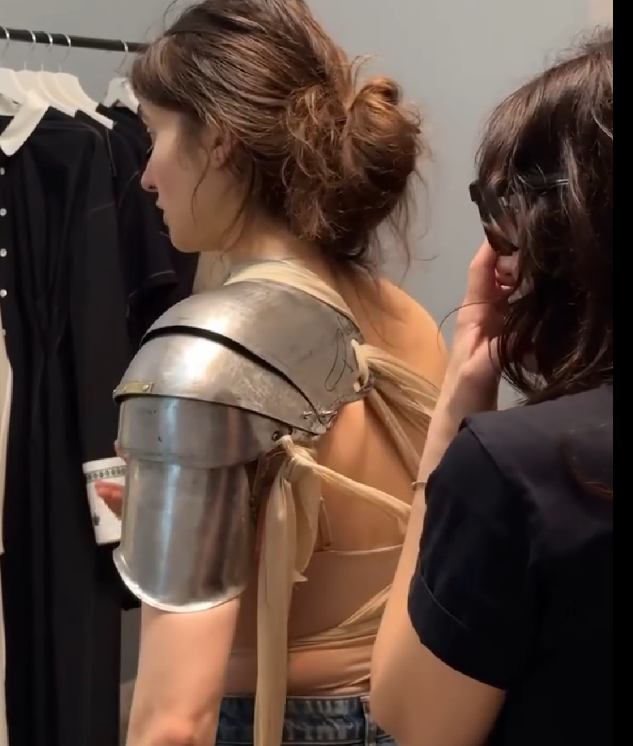Nie Joanna d'Arc, ale archanioł Michał. Jerry Heil ujawniła sekrety swojego stroju na Eurowizję, w którym każdy szczegół jest symbolem