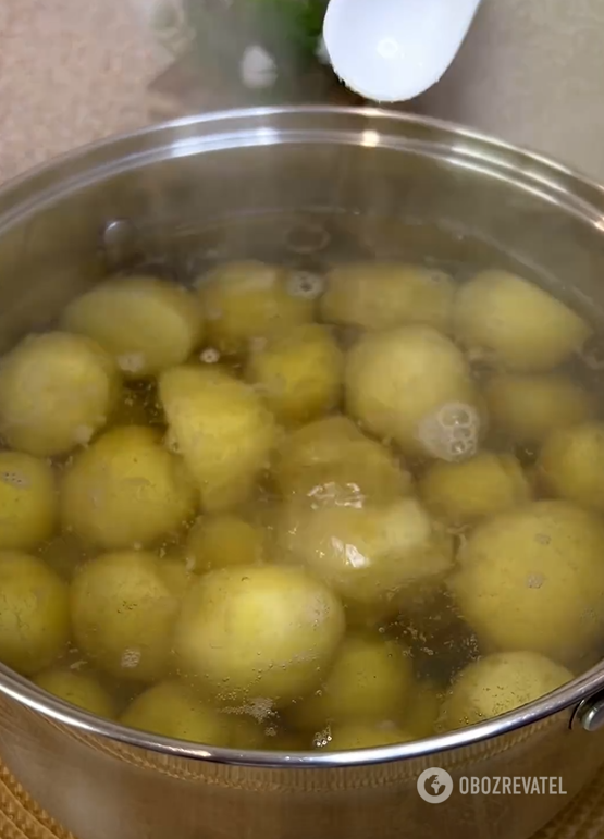 Young potatoes with chicken drumsticks or lunch: how to prepare