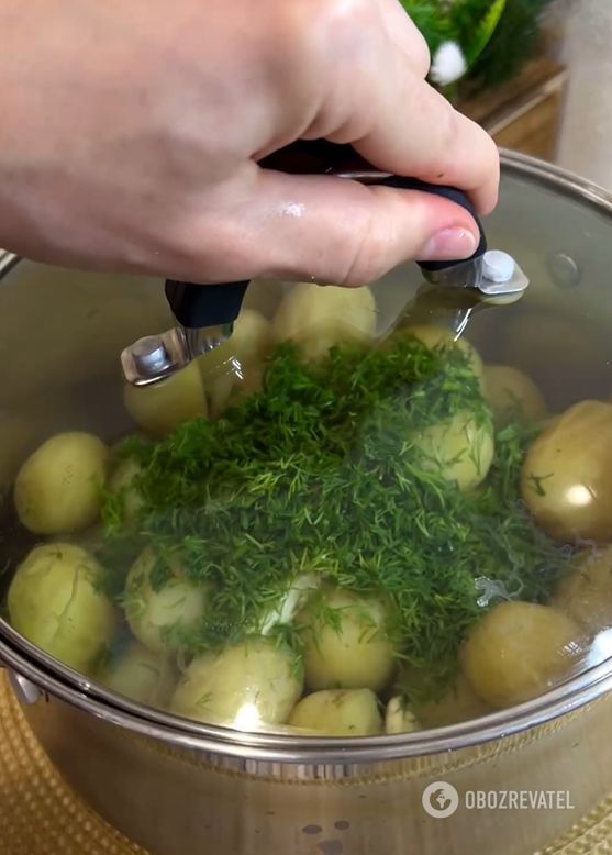 Young potatoes with chicken drumsticks or lunch: how to prepare