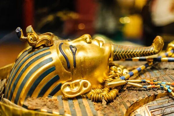 ''The curse of the pharaoh''. The cause of death of more than 20 people who opened Tutankhamun's tomb in 1922 has been revealed