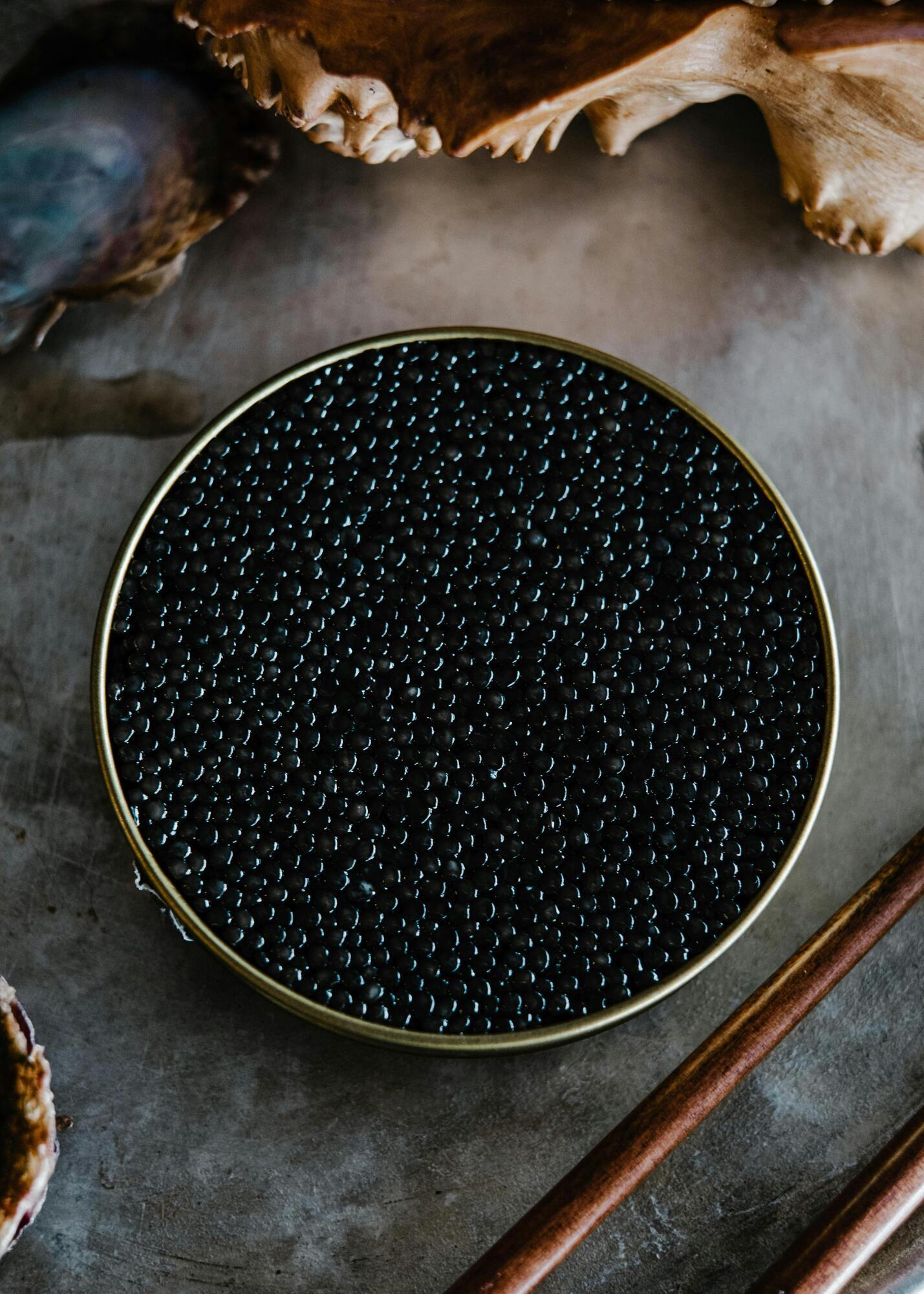 How to choose quality black caviar and avoid a fake: tips from experts