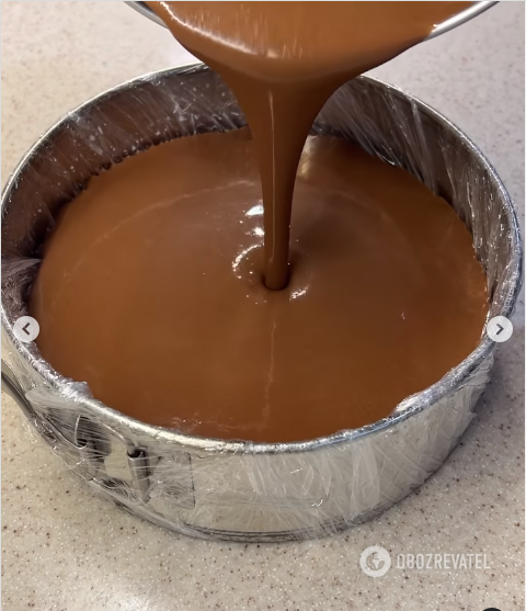 Wlewanie musu czekoladowego do formy