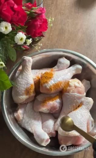Chicken drumsticks baked in the oven in an original way: the perfect dish for lunch