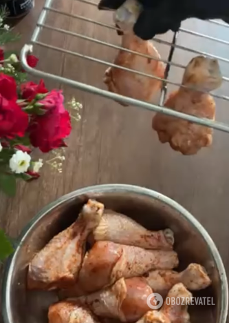 Chicken drumsticks baked in the oven in an original way: the perfect dish for lunch