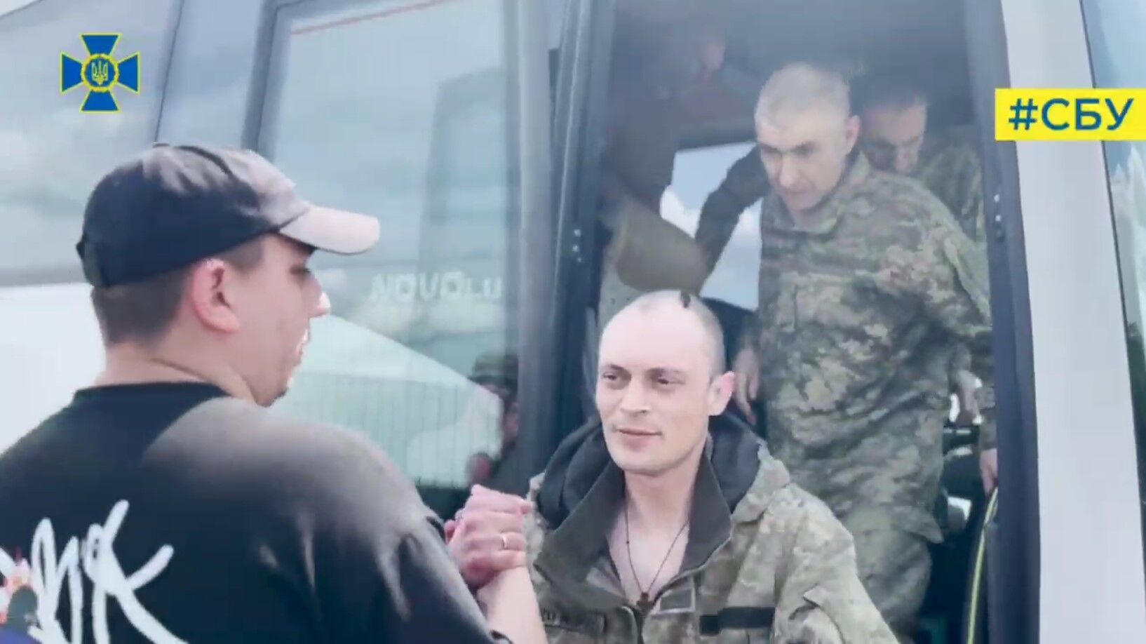 Hugs, tears and joy: SBU shows exclusive video of military and civilians released from captivity returning to Ukraine