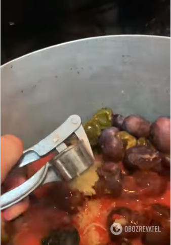 The popular ''Tkemali'' sauce made from plums: perfect for meat