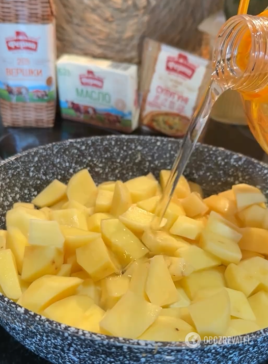 You've never fried potatoes like this before: how to cook a hearty vegetable for lunch