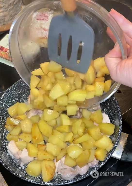 You've never fried potatoes like this before: how to cook a hearty vegetable for lunch