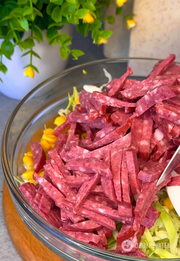 Salad with sausage and crackers in 5 minutes: easy to prepare and very tasty